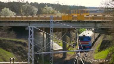 铁路列车在公路桥下运行